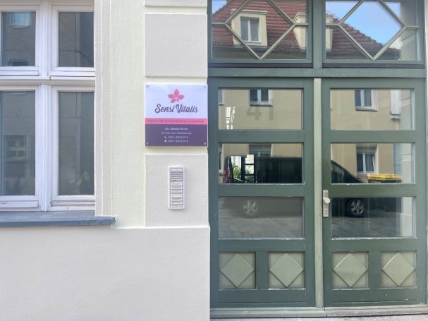 Eingangsbereich der Praxis Sensi Vitalis in Cottbus für Ergotherapie und Logopädie